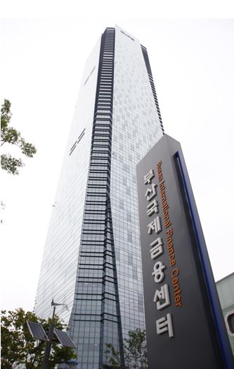HUG는 코로나19로 침체된 지역경제를 활성화하기 위해 5개 분야(지역산업 육성, 지역인재 채용·육성, 주민지원·지역공헌, 유관기관 협력, 재화·서비스 우선 구매) 60개 사업으로 지역발전사업을 확대 추진한다. /사진제공=HUG