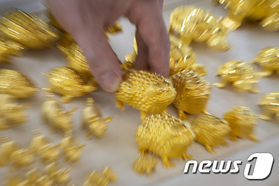 코로나19 백신 접종이 본격적으로 확산되면서 대표적인 안전자산으로 꼽히는 금값이 연일 하락세다./사진=뉴스1