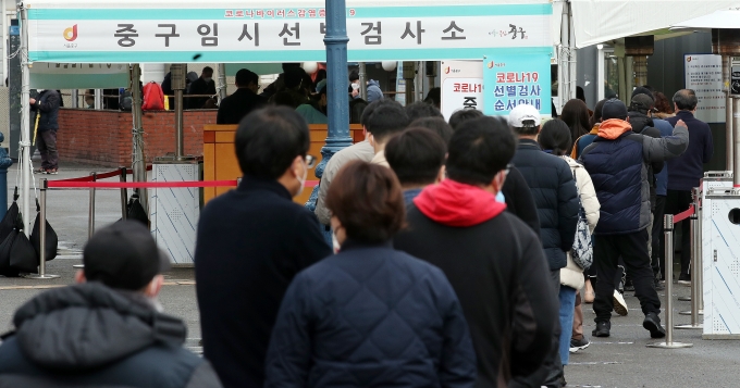 정부가 내년 재난안전예산을 신종 감염병 차단, 기후변화 대처, 교통사고·산재·자살 감축 등 7대 중점 분야에 집중 투자한다. 사진은 서울역 광장에 마련된 임시선별진료소의 모습. /사진=뉴스1