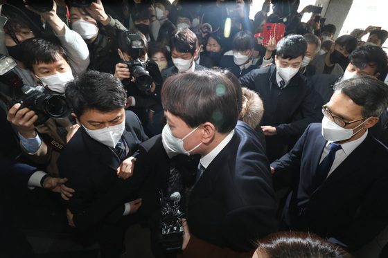 윤석열 검찰총장이 중수청 설치 반대 입장을 분명히 했다. 사진은 윤 총장이 지난 3일 오후 대구 고검·지검 앞에 모인 취재진과 인파를 뚫고 건물 안으로 들어가는 모습. /사진=뉴스1