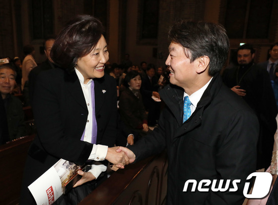 박영선 더불어민주당(왼쪽) 의원과 안철수 국민의당 대표가 인사를 나누고 있다. 올해 4월7일 서울시장 등 재보궐선거와 내년 대선을 앞두고 이른바 '정치테마주'가 개인투자자들을 유혹하고 있어 각별한 주의가 요구된다. /사진=뉴스1