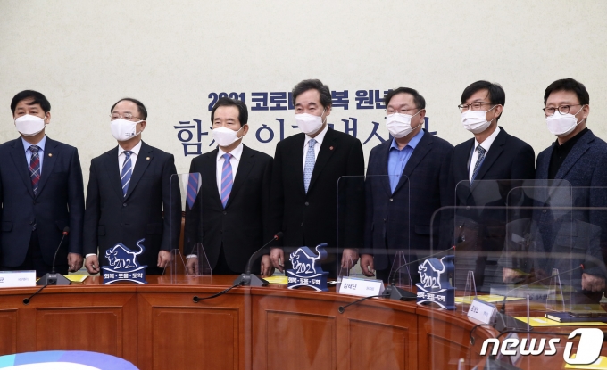 정세균 국무총리와 이낙연 더불어민주당 대표가 지난달 28일 오후 서울 여의도 국회에서 열린 고위 당정청 협의회에서 기념촬영을 하고 있다. 왼쪽부터 구윤철 국무조정실장, 홍남기 경제부총리, 정세균 총리, 이낙연 대표, 김태년 원내대표, 김상조 청와대 정책실장, 박광온 사무총장./뉴스1 © News1 신웅수 기자