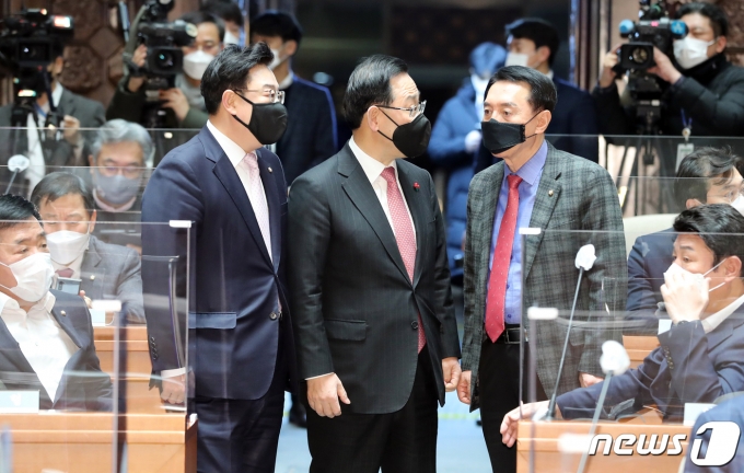 주호영 국민의힘 원내대표(가운데)와 김성원 원내수석부대표(왼쪽), 김석기 의원이 지난달 4일 오후 서울 여의도 국회에서 열린 의원총회에서 대화하고 있다. 2021.2.4/뉴스1 © News1 신웅수 기자