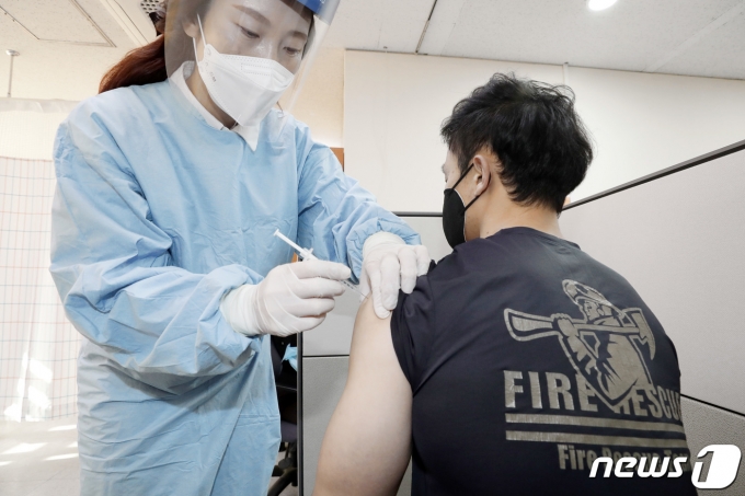 경기도 여주시보건소에서 119 구급대원들이 아스트라제네카 백신을 맞고 있다./뉴스1 © News1 조태형 기자