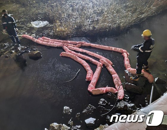 4일 오후 6시23분께 울산시 울주군 온산읍 에쓰오일 부스터 펌프 주변에서 원유가 누출되는 사고가 발생한 가운데 해안 유출을 막기 위해 오일펜스가 설치되고 있다. /사진=뉴스1