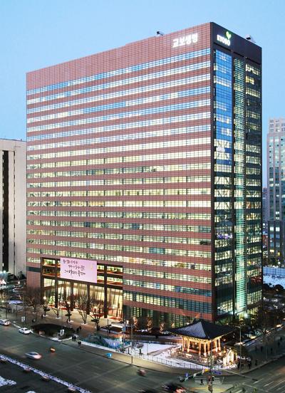 교보생명이 금리연동형 종신보험 예정이율을 낮추면서 보험료 인상이 불가피할 전망이다. 사진은 교보생명 광화문 사옥./사진=교보생명