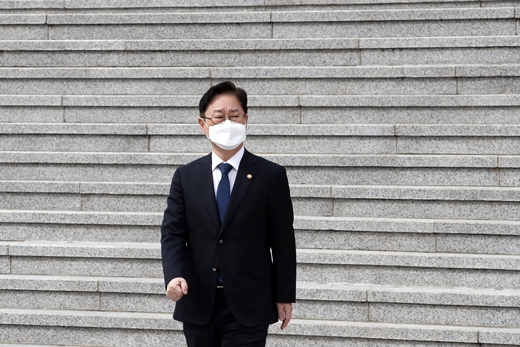 박범계 법무부 장관이 4일 오후 경기 과천정부청사에서 발걸음을 옮기고 있다. /사진=뉴스1