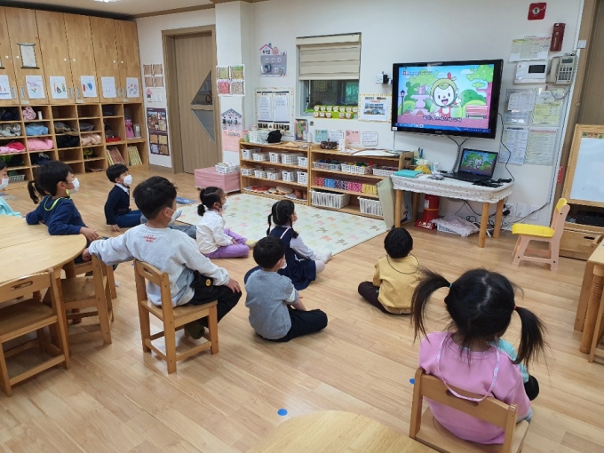 교육영상 키트를 시청하는 어린이들 모습. / 사진제공=수원시