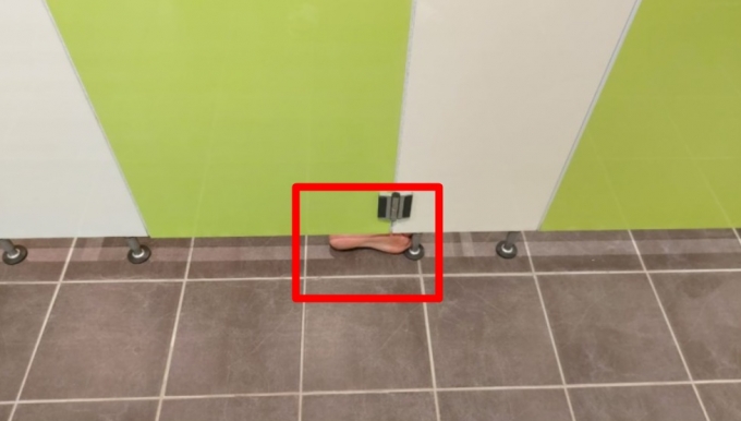 모 대학교 화장실에서 잠이 들어 누워있던 이가 발견돼 이를 발견한 누리꾼이 놀란 가슴을 쓸어내린 사연을 소개했다. /사진=온라인 커뮤니티