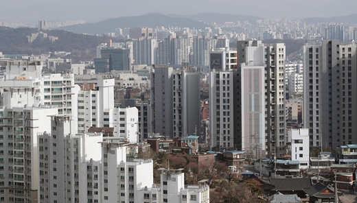한국부동산원의 3월 넷째 주 주간 아파트 가격동향에 따르면 22일 기준 전국 아파트값은 0.24% 올랐다. /사진=뉴스1