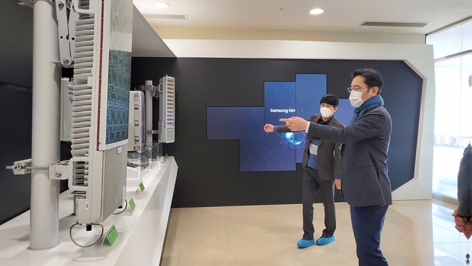 이재용 삼성전자 부회장이 지난1월 삼성리서치에서 세트부문 사장단 회의를 주재하고 6G와 AI 연구개발 현황 등 미래 중장기 전략을 점검하는 모습. /사진제공=삼성전자