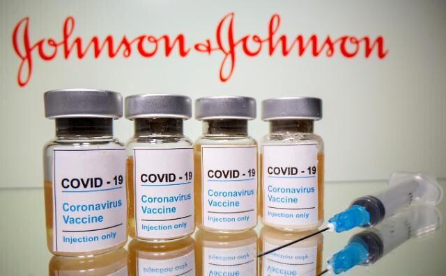 식품의약품안전처 자문단이 미국제약사 존슨앤드존슨(J&J) 자회사 얀센이 개발한 신종 코로나바이러스 감염증(코로나19) 백신 사용을 검토한다./사진=로이터