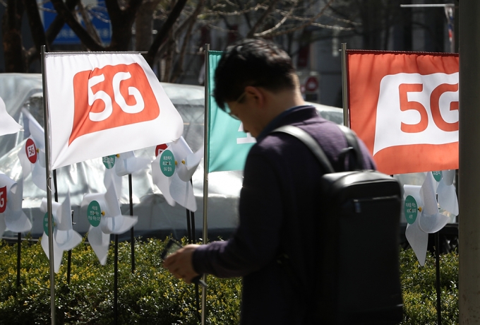 서울 시내의 한 휴대폰 전시장 인근에 5G 상용화를 알리는 깃발이 바람에 날리고 있다. /사진=뉴스1