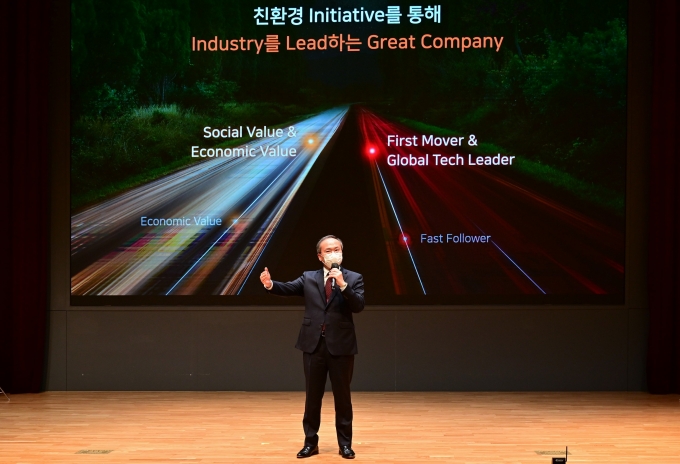 이석희 SK하이닉스 CEO가 30일 이천 본사에서 열린 주총에서 '파이낸셜스토리'를 설명하는 모습. /사진제공=SK하이닉스