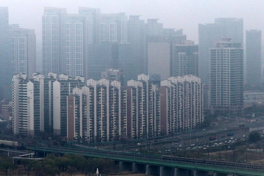한국부동산원이 1일 발표한 '2021년 3월5주(29일 기준) 전국 주간 아파트가격 동향'에 따르면 서울 아파트 매맷값은 전주 보다 0.01%포인트 줄어든 0.05% 상승률을, 전셋값은 전주 보다 0.01%포인트 줄어든 0.03% 상승률을 보였다. /사진=뉴스1