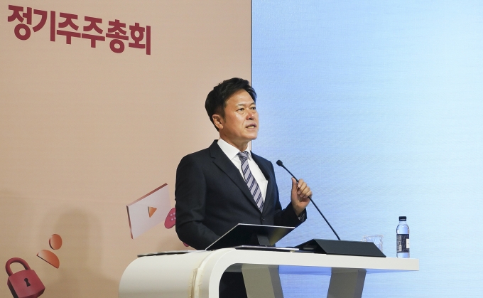 박정호 CEO가 지난달 25일 T타워 4층 수펙스홀에서 열린 주주총회에서 경영 성과 및 비전을 발표하는 모습. /사진제공=SKT