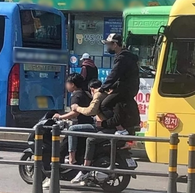 남학생 4명이 오토바이 한 대에 올라탄 사진이 올라와 충격을 줬다. /사진=커뮤니티 캡처