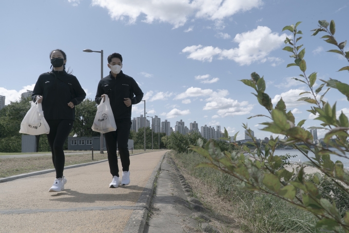 볼보자동차코리아가 오는 12일 라이브 커머스 방식으로 ‘2021 헤이, 플로깅(Hej, Plogging) 한정판 패키지’ 1000개를 추가 판매한다. /사진제공=볼보자동차코리아