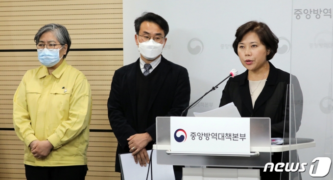 최은화 예방접종전문위원회 위원장이 3월22일 충북 청주시 오송읍 질병관리청 브리핑실에서 열린 코로나19 중앙방역대책본부 브리핑에서 아스트라제네카 백신과 관련한 검토 결과 및 권고 사항을 발표하고 있다.
이 날 브리핑에서 예방접종전문위원회는 '최근 국내외에서 보고된 아스트라제네카 백신의 혈전증 관련 이상반응에 대한 검토 결과, 아스트라제네카 백신의 접종이 지속되어야 한다'고 권고 했다./사진=장수영 뉴스1 기자