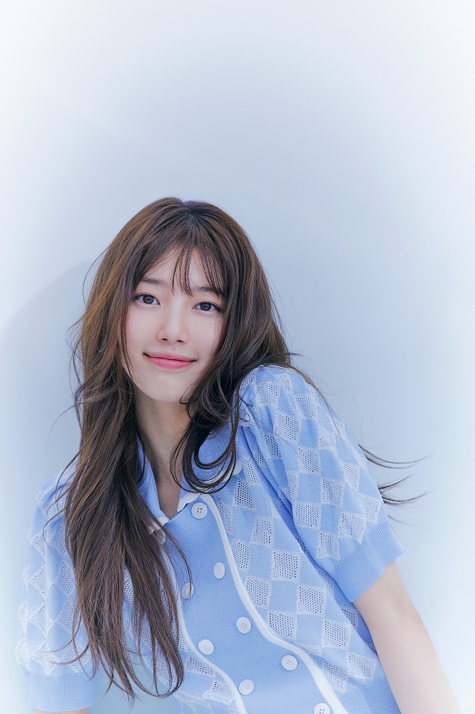 수지의 청량한 화보가 공개됐다. /사진=게스(GUESS)제공