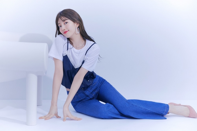 수지의 청량한 화보가 공개됐다. /사진=게스(GUESS)제공