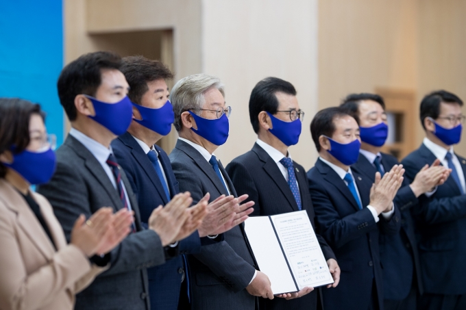 이재명 경기도지사가 8일 충청북도, 화성시, 안성시, 청주시, 진천군과 손을 잡고 수도권과 충청권을 연결하는 ‘수도권내륙선’ 사업을 ‘제4차 국가철도망 구축계획’에 반영해 줄 것을 정부에 공동 건의했다. / 사진제공=경기도