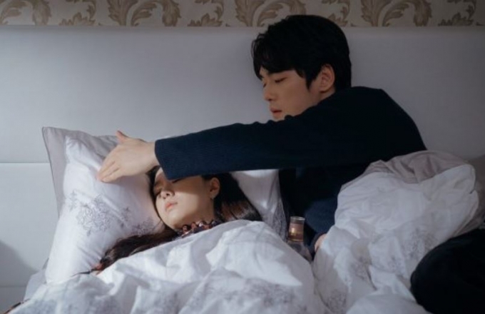 배우 서지혜와 김정현 측의 집 데이트 현장사진이 공개된 가운데 소속사 측이 재차 열애설을 부인했다. /사진=사랑의 불시착 제공