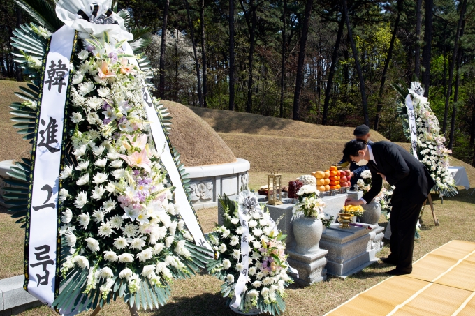 8일 오후 경기도 용인시 하갈동 소재 신갈 선영에서 조원태 한진그룹 회장이 故 조양호 회장 2주기 추모하고 있다./사진=대한항공