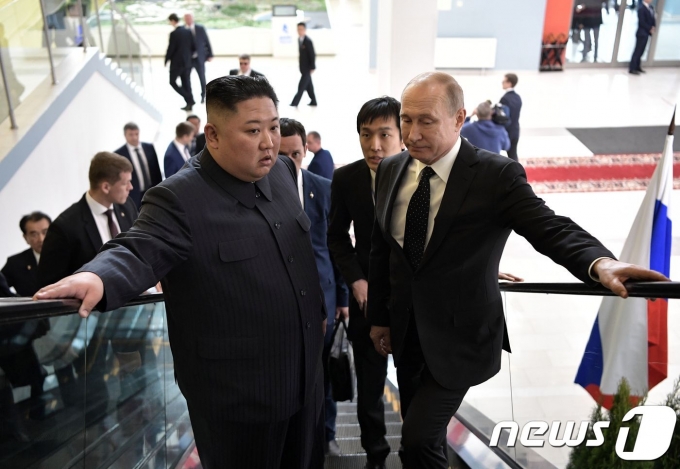 김정은 북한 국무위원장이 2019년 4월25일(현지시간) 블라디보스토크 루시크섬 극동연방대학에서 블라디미르 푸틴 러시아 대통령과 함께 에스컬레이터를 타고 있다. © AFP=뉴스1 © News1 우동명 기자