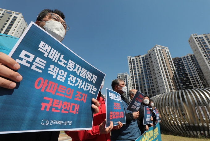 서울 강동구 고덕동 한 아파트 단지에서 택배 차량의 지상 출입을 금지하자 택배 기사들이 오는 14일부터 개별 배송을 중단한다./사진=뉴스1 이성철 기자