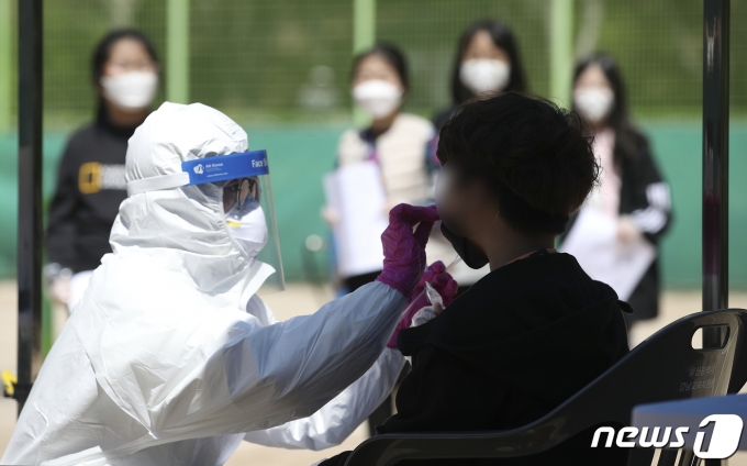 개학 이후 학생과 교직원 확진자가 1900여명에 달하는 것으로 나타났다. 사진은 7일 오전 울산 남구 한 초등학교 근처 테니스장에 마련된 코로나19 임시 선별진료소의 모습. /사진=뉴스1