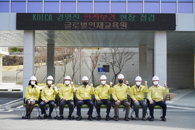 지난 3월 19일 코이카 손혁상 이사장(왼쪽에서 네 번째)을 포함한 경영진들이 안전보건 현장점검을 위해 강원도 영월 소재인 글로벌인재교육원을 방문하여 단체 기념사진을 촬영 중이다. /사진=코이카
