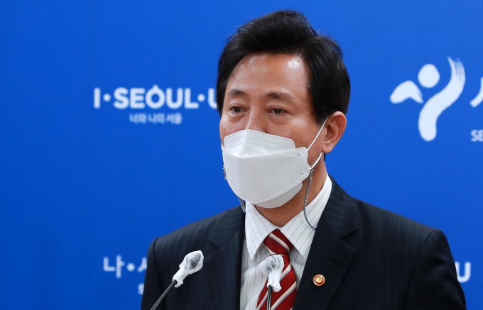 오세훈 서울시장이 국무회의에 참석해 코로나19 간이진단키트의 신속 도입을 촉구했다. 사진은 13일 오 시장이 서울시청에서 국무회의 관련 브리핑을 하고 있는 모습. /사진=뉴스1