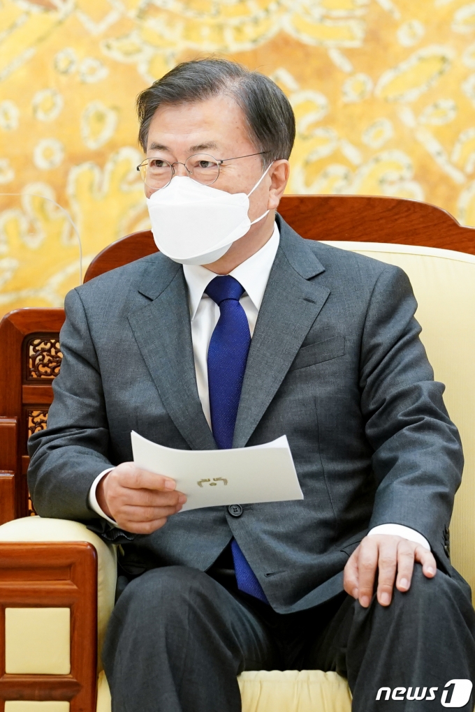 문 대통령이 직접 일본대사에게 오염수 해양 방류 결정에 우려를 전했다. 청와대 측은 이례적인 일이라고 설명했다./ 사진=뉴스1