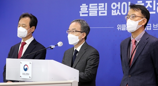 김수상 국토교통부 주택토지실장(가운데)이 14일 정부세종청사 국토부 기자실에서 열린 위클리 주택공급 브리핑에서 '3080+ 주택공급 방안 2차 선도사업 후보지 선정' 결과를 발표하고 있다. /사진=뉴스1