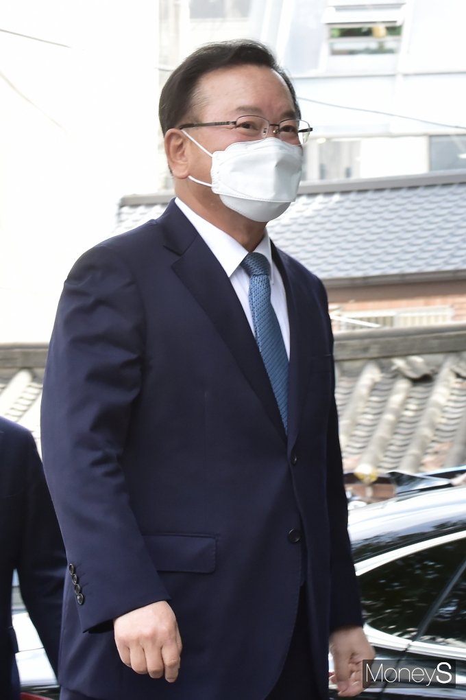 김부겸 신임 국무총리 후보자가 16일 오후 서울 통의동 금융감독원 연수원에 마련된 국무총리 후보자 사무실에 첫 출근하며 소감을 밝혔다. /사진=임한별 기자