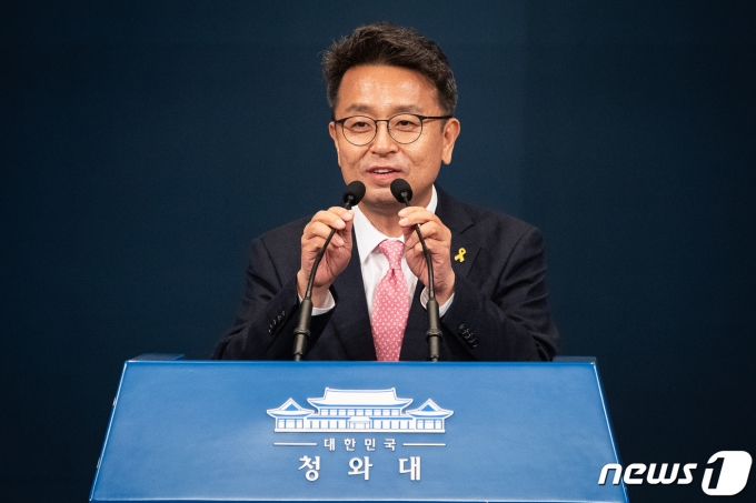 이철희 신임 청와대 정무수석이 16일 청와대 브리핑룸에서 열린 수석 및 비서관급 정무직 인사 브리핑에서 임명 소감을 밝혔다. /사진=뉴스1