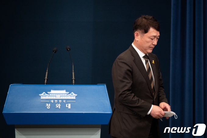 최재성 청와대 정무수석이 16일 청와대 브리핑룸에서 열린 수석 및 비서관급 정무직 인사 브리핑에서 퇴임 소감을 밝힌 후 단상을 내려가고 있다. /사진=뉴스1