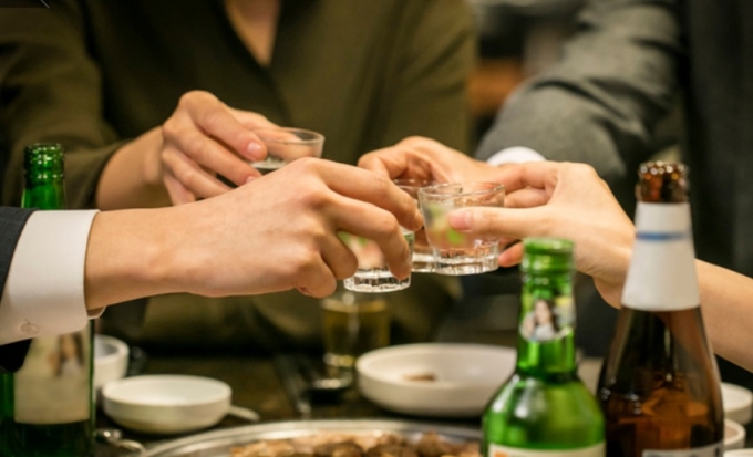 집합금지 명령을 지키지 않은 채 몰래 심야 불법영업을 하던 유흥업소 직원과 손님이 대거 적발됐다. 사진은 기사와 무관. /사진=이미지투데이