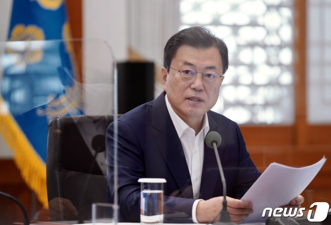 문재인 대통령이 4·16 세월호 참사 진상규모 특별검사후보추천위원회에 특별검사 후보자를 추천해달라고 했다. 이날 오전 문 대통령은 SNS에 세월호 참사 7주기를 맞아 글을 올리기도 했다./ 사진=뉴스1