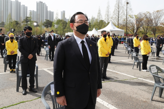 주호영 국민의힘 대표 권한대행이 16일 오후 경기도 안산시 화랑유원지에서 열린 ‘세월호 참사 7주기 기억식’에 참석했다. /사진=뉴스1