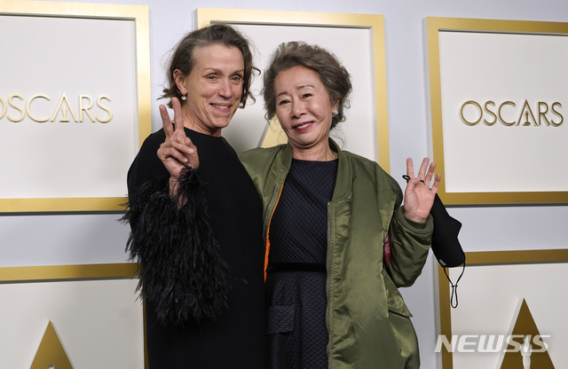 넷플릭스도 수상 축하 "윤여정, 세계에서 가장 멋있는 여자" - 머니S