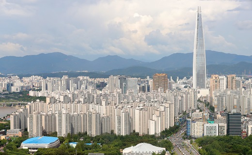 압구정 현대 196㎡(전용면적) 호가는 최고 70억원에 형성돼 같은 면적의 가장 최근 실거래가인 3월31일 64억원(11층) 대비 한달도 안돼 6억원이 올랐다. /사진=뉴시스