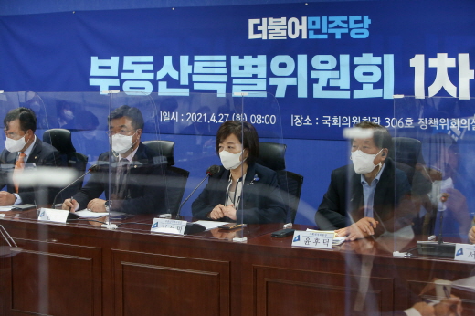 더불어민주당 부동산 특별위원회가 27일 첫 회의를 열고 규제 완화를 검토하는 데 착수했다. /사진=임한별 기자