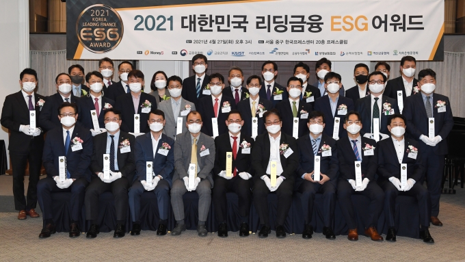 27일 서울 중구 한국프레스센터 20층 프레스클럽에서 개최된 '제1회 대한민국 리딩금융 ESG 어워드'에서 수상자들이 기념촬영을 하고 있다./사진=머니S 장동규 기자