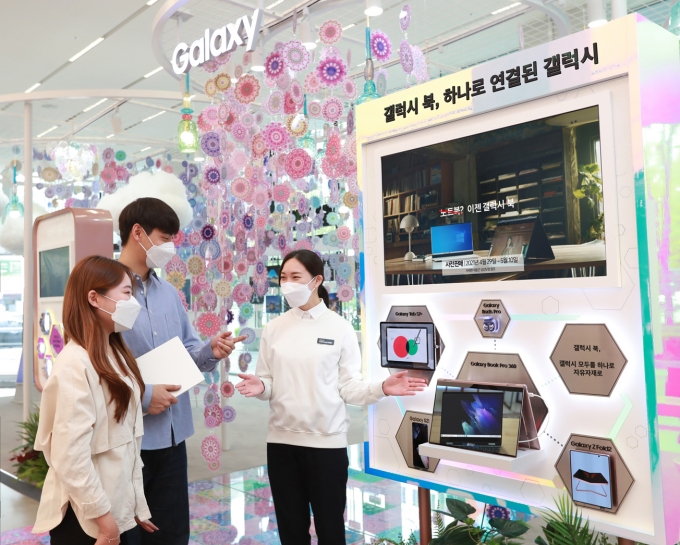 삼성 디지털프라자 삼성대치본점 '갤럭시 스튜디오'에서 소비자들이 다양한 갤럭시 기기와 간편하게 연동되는 '갤럭시 북 프로' 시리즈를 체험하는 모습. /사진제공=삼성전자