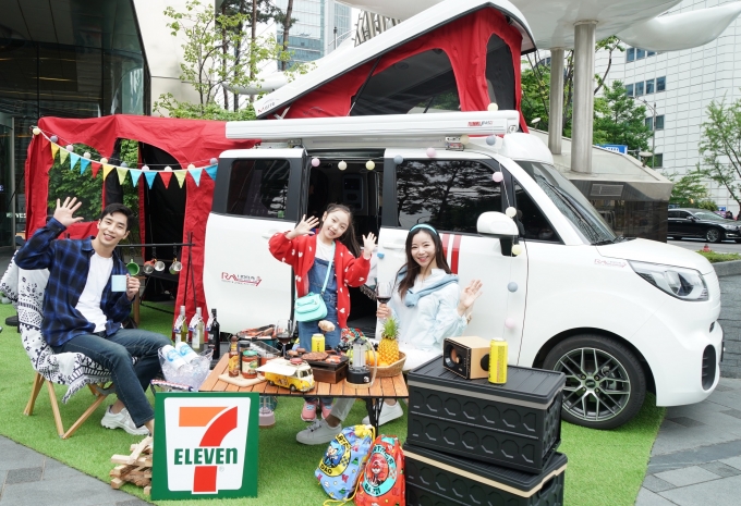 세븐일레븐은 국내 최대 RV사 배이런알브이그룹의 에프에프캠핑카와 손잡고 실용성과 활용성을 두루 갖춘 캠핑카 2종을 이달 말까지 판매한다. /사진=세븐일레븐