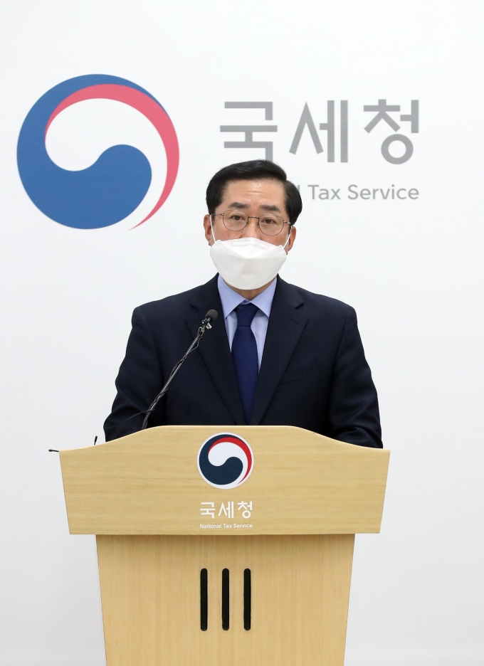 최대 300만원까지 지급되는 근로장려금과 자녀 1인당 최대 70만원까지 지급되는 장려금 신청이 오늘(4일)부터 시작됐다. 사진은 김진호 국세청 소득지원국장이 지난 3일 오전 정부세종2청사에서 2020년 귀속 근로·자녀장려금 신청에 대해 설명하고 있는 모습. /사진=뉴시스