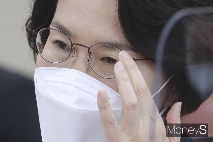 임혜숙 과학기술정보통신부 장관 후보자가 4일 오전 서울 여의도 국회에서 열린 과학기술정보방송통신위원회 인사청문회에서 안경을 고쳐쓰고 있다. /사진=장동규 기자