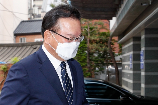 김부겸 국무총리 후보자가 인사청문회를 이틀 앞둔 4일 오전 서울 종로구 금융감독원 연수원에 마련된 청문회 준비 사무실로 출근하고 있다. /사진=뉴스1